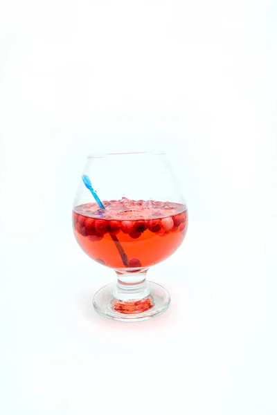 Koncepcja Napojów Alkoholowych Jagodowych Domowej Roboty Czerwona Nalewka Czerwonymi Jagodami — Zdjęcie stockowe
