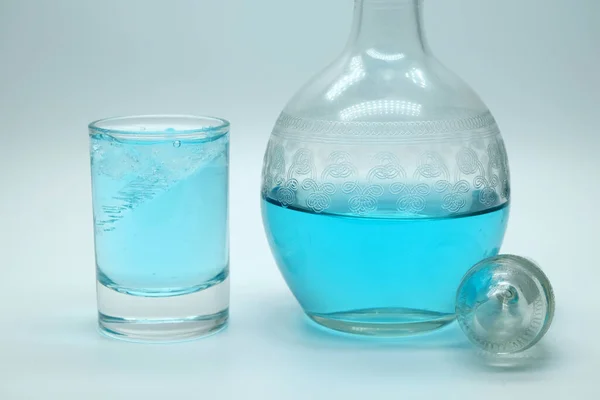 Blauwe Alcoholische Drank Een Karaf Cocktail Met Blauwe Gin Een — Stockfoto