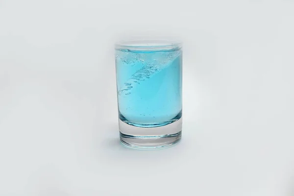 Bevanda Alcolica Blu Decanter Cocktail Con Gin Blu Fondo Bianco — Foto Stock