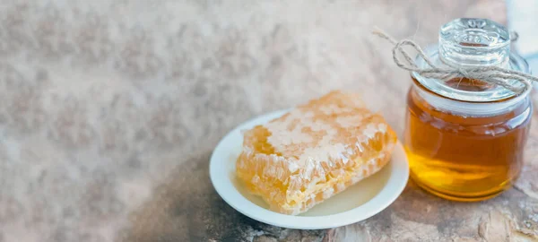 Tarro Vidrio Bandera Lleno Miel Plato Con Panal Cazo Mesa —  Fotos de Stock