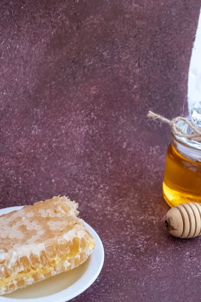 Vaso Vetro Pieno Miele Piatto Con Nido Ape Paletta Tavolo — Foto Stock