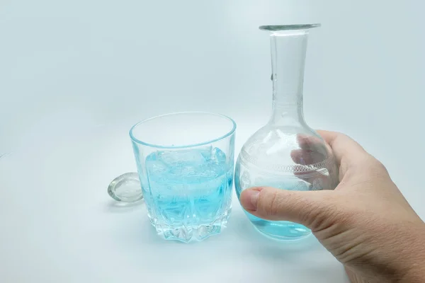 Blauwe Alcoholische Drank Een Karaf Cocktail Met Blauwe Gin Een — Stockfoto