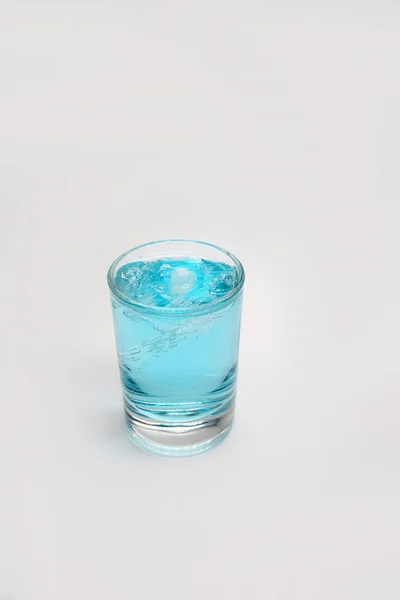 Blaues Alkoholisches Getränk Einer Karaffe Cocktail Mit Blauem Gin Auf — Stockfoto