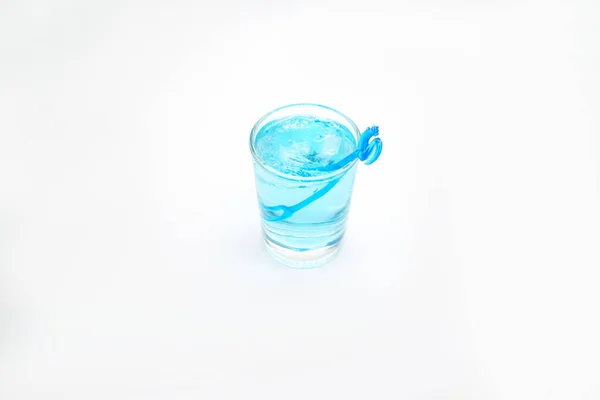 蓝色的酒精饮料在酒瓶里 白底蓝杜松子酒鸡尾酒 — 图库照片