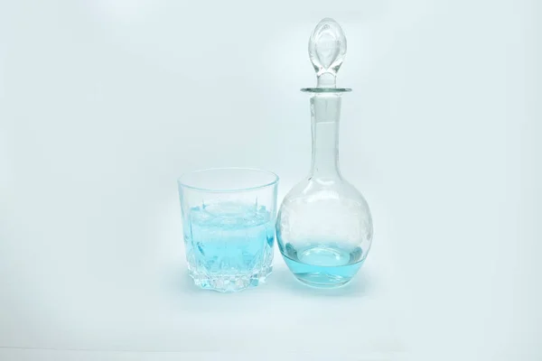 Bebida Alcoólica Azul Decantador Cocktail Com Gin Azul Fundo Branco — Fotografia de Stock