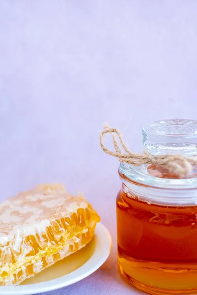 Glas Voller Honig Teller Mit Wabe Und Löffel Auf Holztisch — Stockfoto