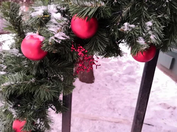 Arbre de Noël installé dans la rue avec des boules rouges — Photo