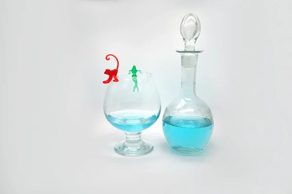 Bevanda alcolica blu in un decanter. Cocktail con gin blu, tonico — Foto Stock