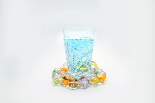 Bebida Alcoólica Azul Decantador Cocktail Com Gin Azul Fundo Branco — Fotografia de Stock