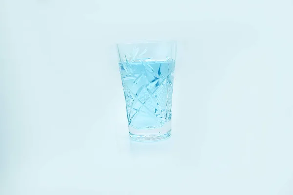 Niebieski Napój Alkoholowy Karafce Koktajl Niebieskim Ginem Białym Tle Obrazek Stockowy