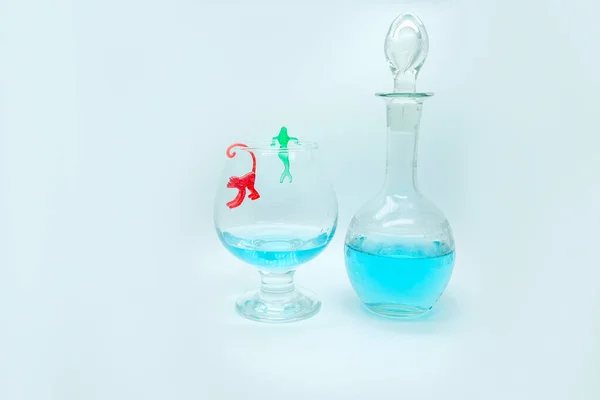 Bevanda Alcolica Blu Decanter Cocktail Con Gin Blu Fondo Bianco — Foto Stock