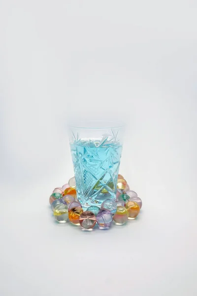 Синий Алкогольный Напиток Графине Коктейль Голубым Джином Белом Фоне — стоковое фото
