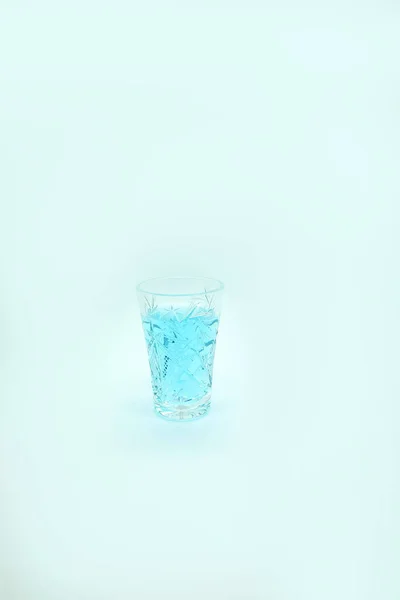 Μπλε Αλκοολούχο Ποτό Καράφα Κοκτέιλ Μπλε Τζιν Λευκό Φόντο — Φωτογραφία Αρχείου