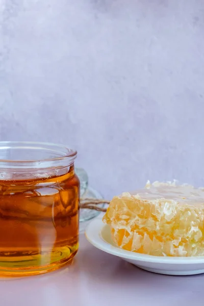 Γυάλινο Βάζο Γεμάτο Μέλι Πιάτο Κηρήθρα Και Dipper Ξύλινο Τραπέζι — Φωτογραφία Αρχείου