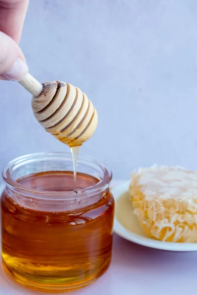 Woman Hand Takes Honey Wooden Stick Full Jar Honey Honeycombs — Stock Photo, Image