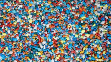 arka planı düzenle. Metnin için boş yer. Renkli taşlar. farklı renkteki akvaryum için arkaplan küçük taşlar