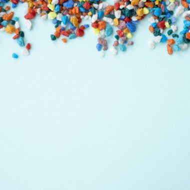 arkaplan karesinin planı. Metnin için boş yer. Renkli taşlar. farklı renkteki akvaryum için arkaplan küçük taşlar