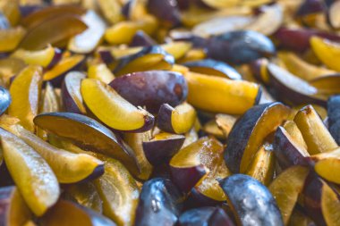 Taze erik parçaları, dilimler. Fotoğraf arka plan olarak kullanılacak, desen, tablolar, paneller ve bulmacalar için. Erik reçeli tarifinin bir parçası..