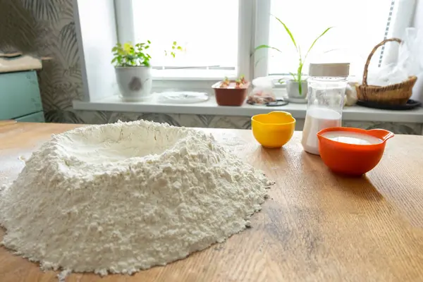Przygotowanie Ciasta Mąki Jaj Drewnianego Wałka Szarym Tle Przygotowanie Ciasta — Zdjęcie stockowe