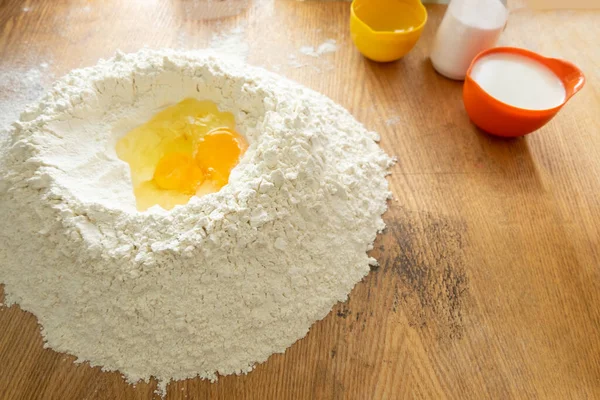 Żółtko Mąką Świeże Jajka Umieścić Dziurze Ciasta Przygotowanie Ciasta Pierogi — Zdjęcie stockowe