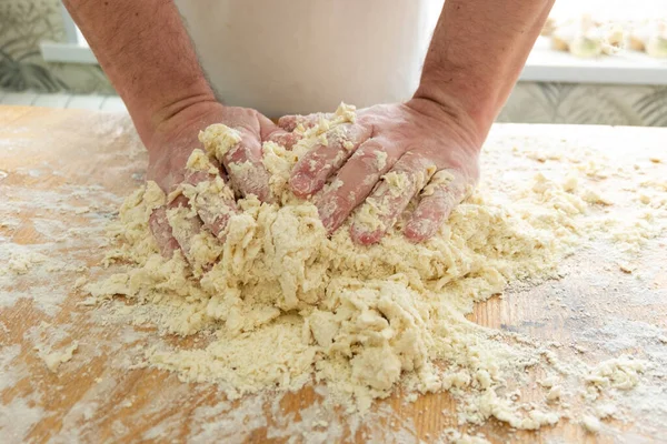 Ręce Mężczyzn Kruszą Forsę Przygotowanie Ciasta Pierogi Przepis Krok Kroku — Zdjęcie stockowe