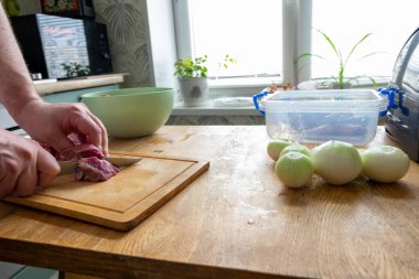Bıçak çiğ et kesiyor. Şef domuz pişiriyor. Yüksek kalorili yemek malzemesi. Mantı için hamur hazırlığı. Hamur ve hamur işlerinin adım adım tarifi.