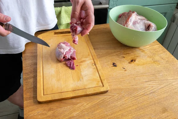 Messer Schneidet Rohes Fleisch Koch Kocht Schweinefleisch Zutat Eines Kalorienreichen — Stockfoto