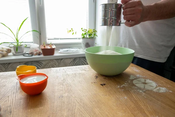 Ağ süzgeci aşçının elinde çalışıyor. Bedava metin alanı olan arkaplan. Mantı için hamur hazırlığı. Hamur ve hamur işlerinin adım adım tarifi.