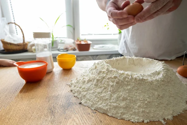 Żółtko Mąką Świeże Jajka Umieścić Dziurze Ciasta Przygotowanie Ciasta Pierogi — Zdjęcie stockowe