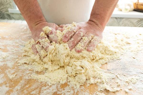 Ręce Mężczyzn Kruszą Forsę Przygotowanie Ciasta Pierogi Przepis Krok Kroku — Zdjęcie stockowe