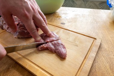 Bıçak çiğ et kesiyor. Şef domuz pişiriyor. Yüksek kalorili yemek malzemesi. Mantı için hamur hazırlığı. Hamur ve hamur işlerinin adım adım tarifi.