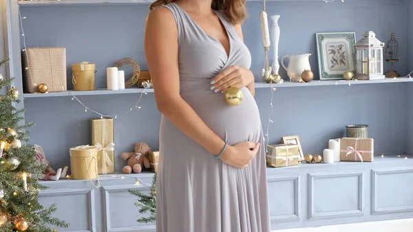 Schwangere Verkleidet Einen Weihnachtsbaum Neujahr Blaues Kleid Hintergrund Raum Für — Stockfoto