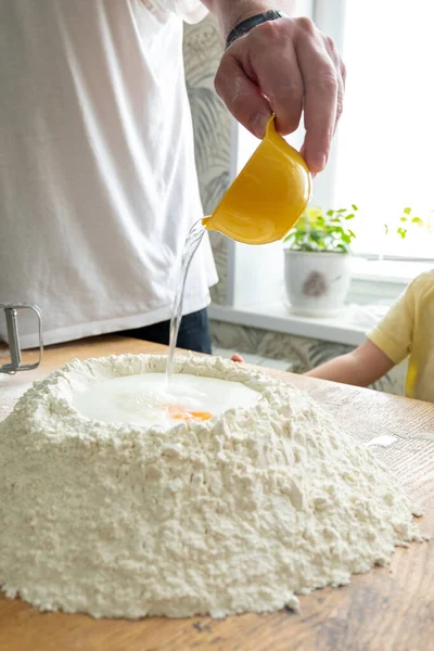 Dobrze Mące Jajach Wodzie Włożyć Dziury Ciasto Przygotowanie Ciasta Pierogi — Zdjęcie stockowe