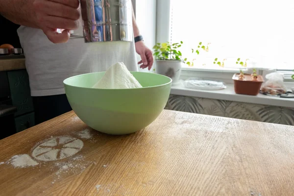 Tamiz Harina Malla Que Trabaja Mano Cocinero Fondo Con Espacio —  Fotos de Stock