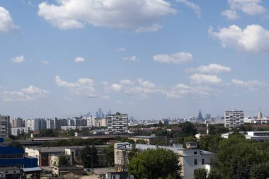 8. katın penceresinden bak. Sokolinaya Gora Bölgesi Moskova, Rusya.