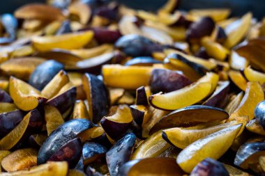 Şeker şuruplu tatlı erik reçeli pişiyor.