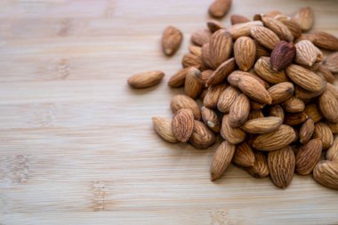 Tahtadaki bir avuç badem.