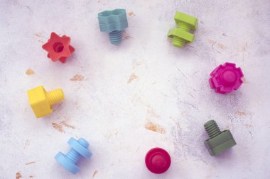 Çocuklar için eğitici yapıcı, geometrik şekillerde fındık ve cıvatalar. arkaplanı düzenle