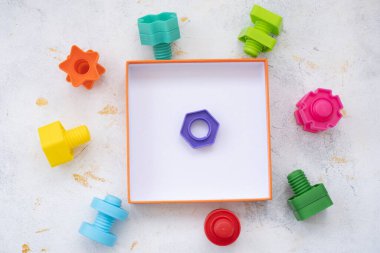 Tasarımcının renkli detayları, geometrik şekiller. arka planı düzenle. Metnin için boş alan.
