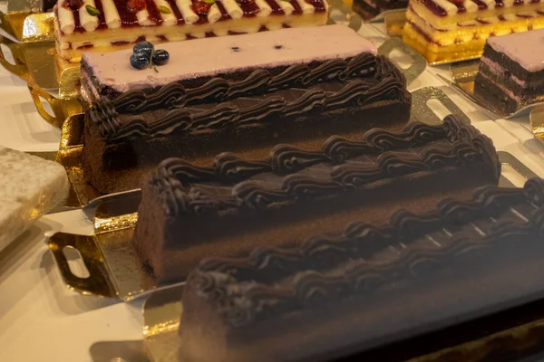 Шоколадный торт в витрине кондитерской с бликом — стоковое фото