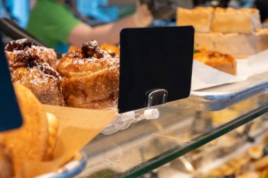 Pastacı, harika kurabiyeci. Geleneksel Noel pazarından alışveriş. Şekerleme, hamur işi ve zencefilli ekmek.