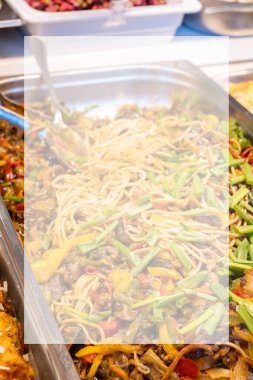 İtalyan spagettisini sade ahşap masaya odakla. Makarna malzemeli Akdeniz mutfağı. Bolonez sosu, zeytinyağı, fesleğen ve domates. Metnin için yer aç