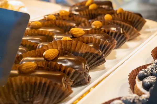 Toko Kue Dengan Berbagai Donat Muffin Brulee Kreme Kue Dengan Stok Foto Bebas Royalti