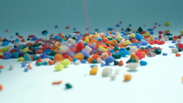 Vidéo petites pierres de couleur tombent sur la table — Video