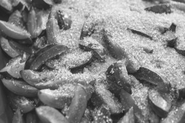 Şeker şuruplu tatlı erik reçeli pişiyor.