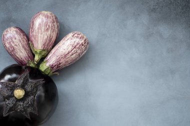 Bir raunt ve üç oval patlıcan Violet konsepti. Çeşitli sağlıklı yiyecekler.