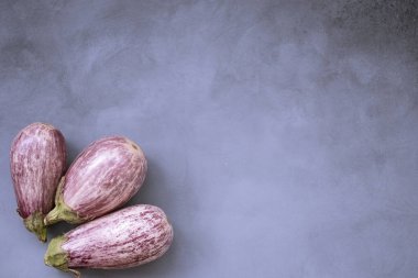 üç oval patlıcan beyaz ve menekşe konsepti çeşitli sağlıklı yiyecekler