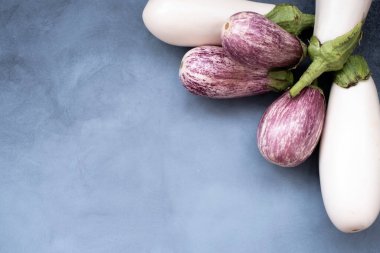 Beş oval patlıcan beyazı ve menekşe konsept için hazırlanıyor. Çeşitli sağlıklı yiyecekler.