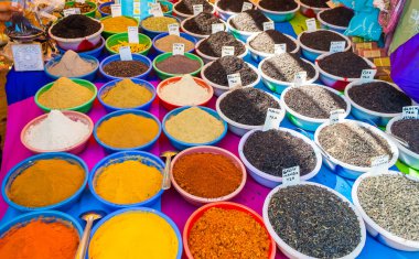 Çay, baharat ve otlar pazarda
