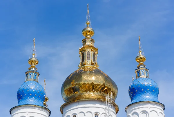 Goldenen Kuppeln der Kathedrale der Heiligen Sophia. russland, tobolsk. — Stockfoto